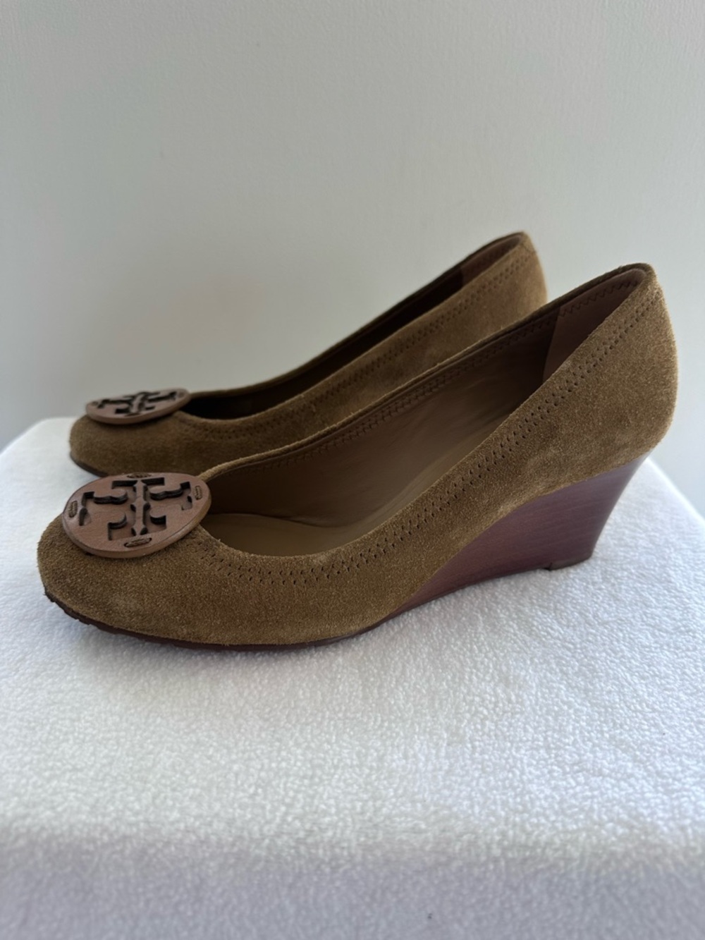 Tory Burch Tan Suede Logo Round-Toe Pumps - Picture 2 of 6